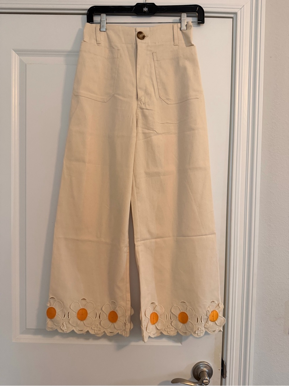 Blue Velvet NWR cropped pants with flower hem